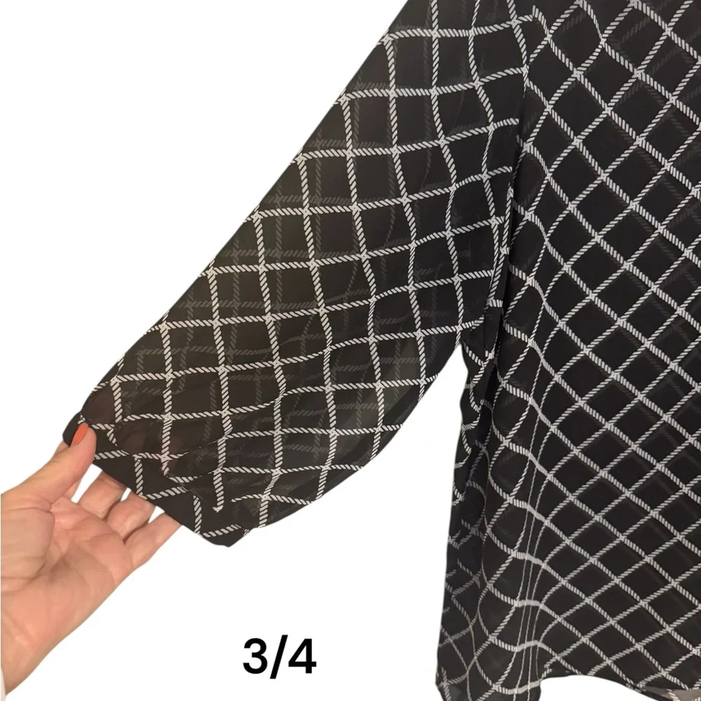 Old Navy Black/White V-Neck Blouse  XLARGE   #X - Picture 3 of 7